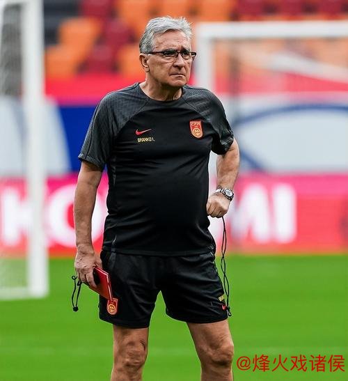 伊万暂留任!国足上午坚持训练 下午出发前往重庆 伊万暂留任!国足上午坚持训练 下午出发前往重庆