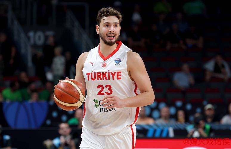 火箭中锋申京关键时刻犹豫不决,需更加信任队友 火箭中锋申京关键时刻犹豫不决,需更加信任队友