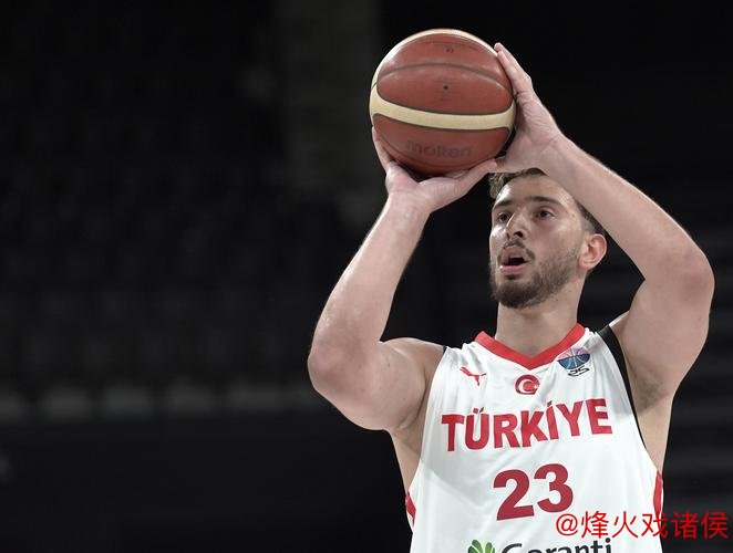 火箭中锋申京关键时刻犹豫不决,需更加信任队友 火箭中锋申京关键时刻犹豫不决,需更加信任队友