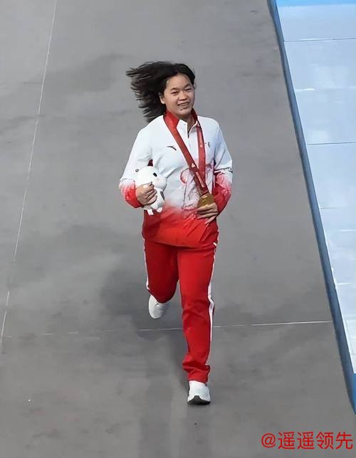 全红婵久违亮相！获暨大杰出运动员，网友：现在也就苏炳添能疼她