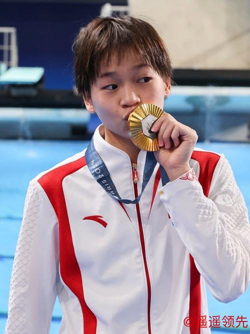 全红婵久违亮相！获暨大杰出运动员，网友：现在也就苏炳添能疼她