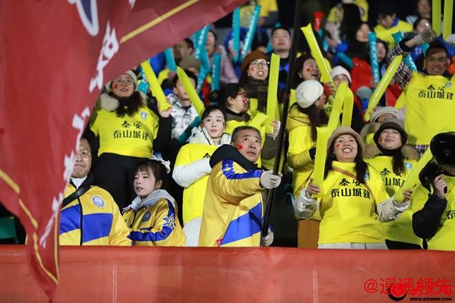 泰安队的激情之夜：5比0大胜哈尔滨队，热情不减的球迷盛况！